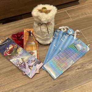 ❗️BUNDLE SALE 4 for $20 - HOLIDAY FURRY WINE BAG plus 6 Paper wine bags